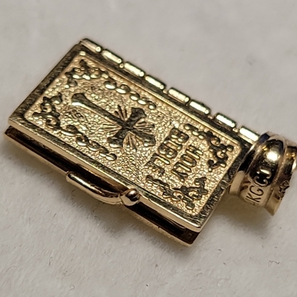 SOLD 14k Gold Bible Pendant w/ 5 Movable Pages inscribed w/ Lord's Prayer 3.28g - Picture 2 of 14